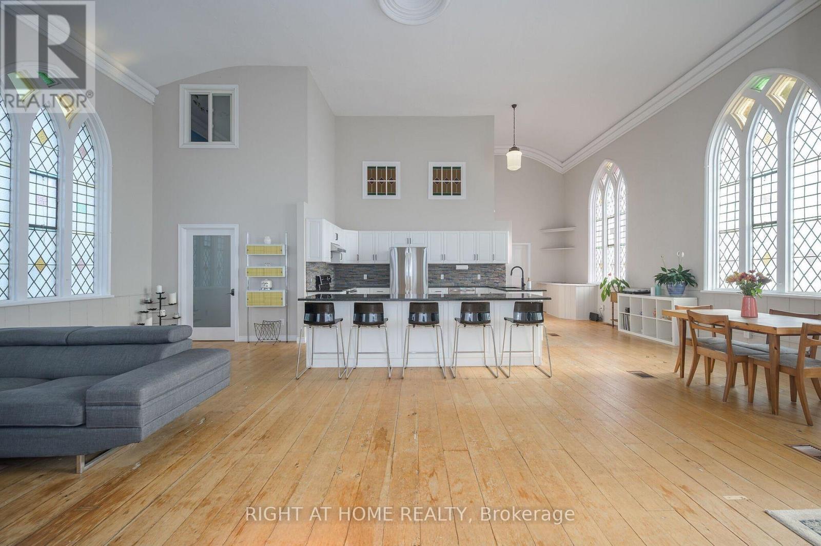 3318 Dundas Street, Burlington, Ontario  L7P 0S8 - Photo 2 - W12547154