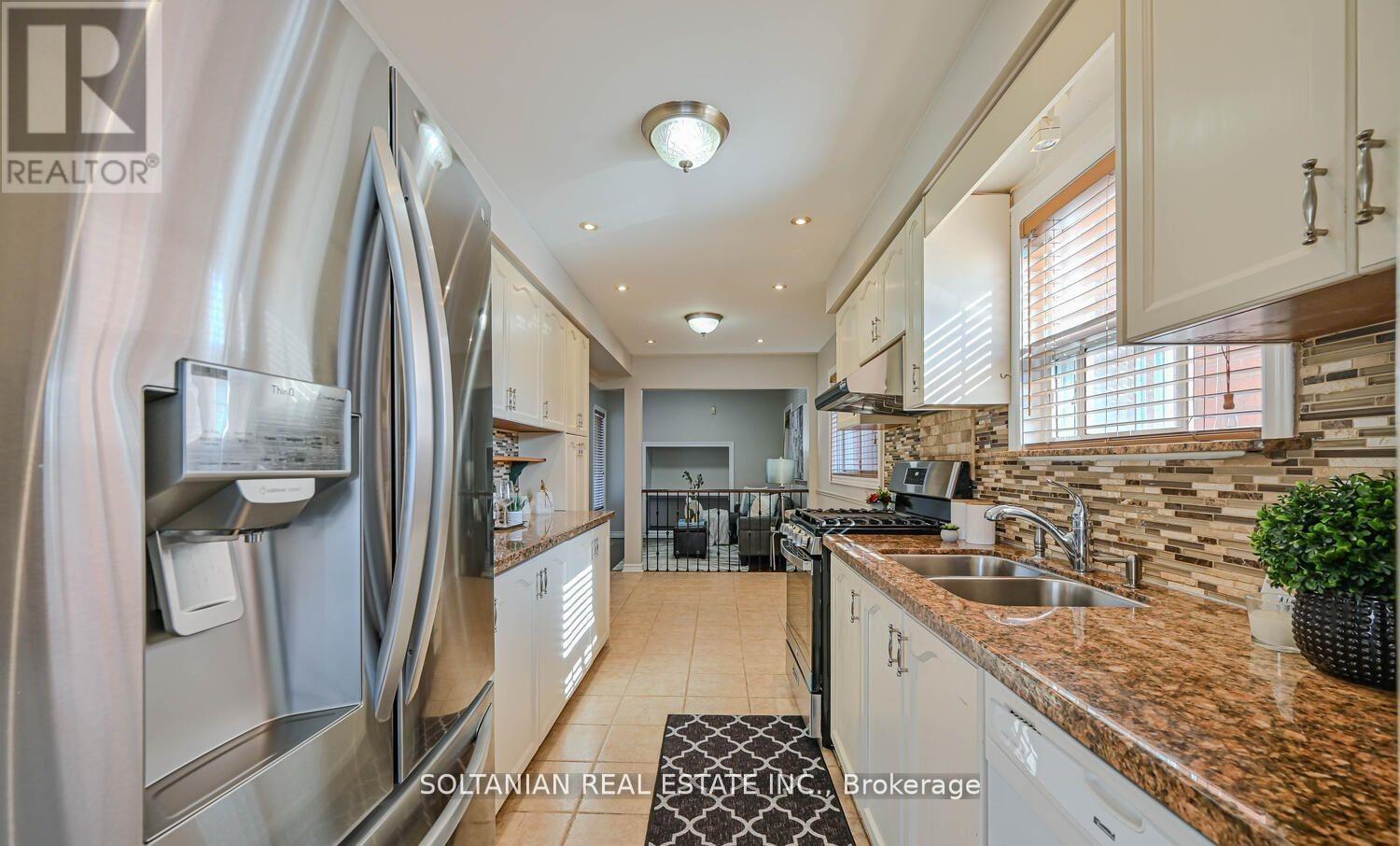 133 Shady Pine Circle, Brampton, Ontario  L6R 1K2 - Photo 4 - W12547176