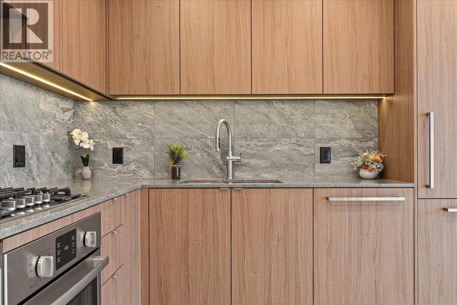 2010 626 Claremont Street, Coquitlam, British Columbia  V3J 3T4 - Photo 7 - R3066591