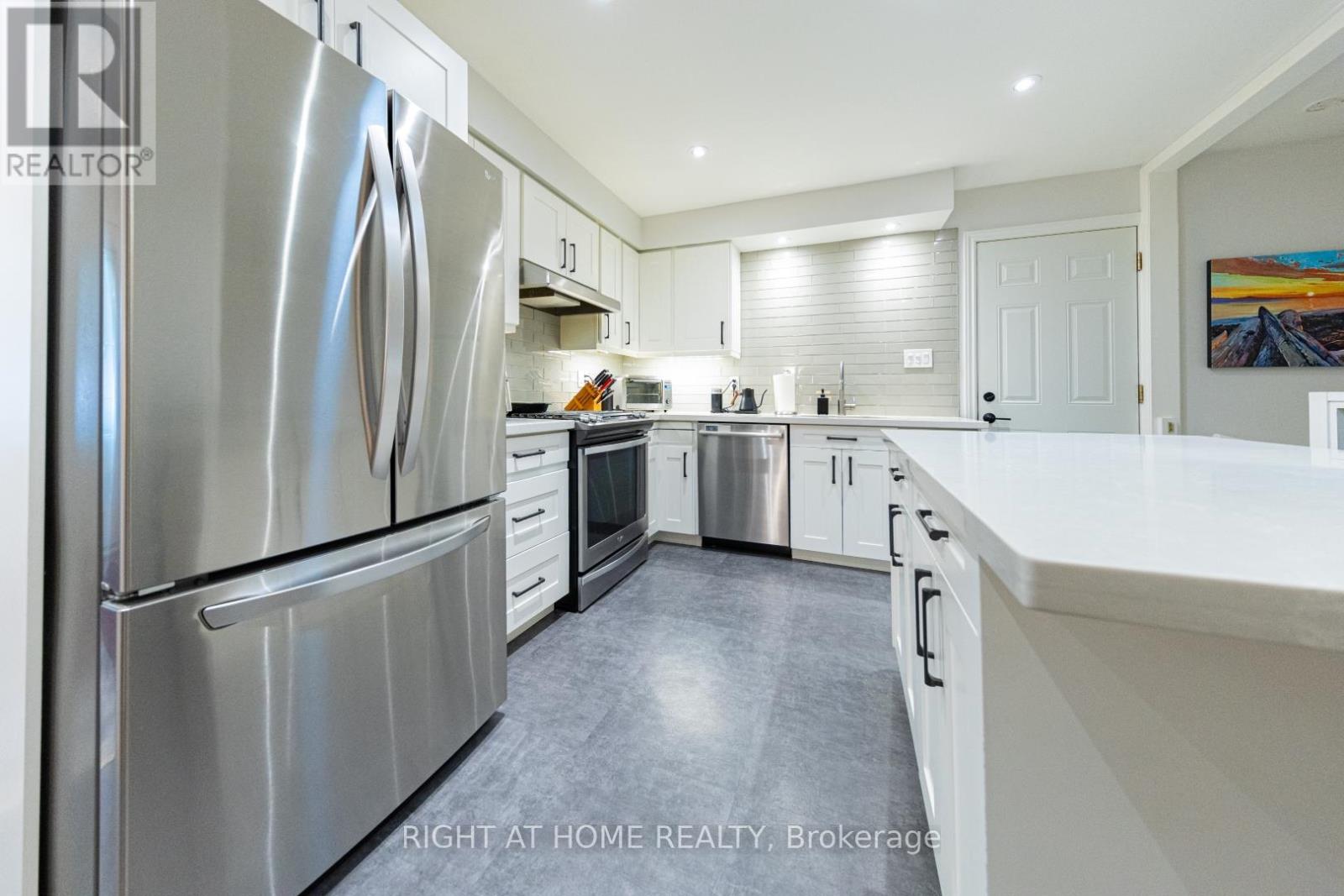 27 Bigwin Drive, Aurora, Ontario  L4G 3C4 - Photo 3 - N12547338