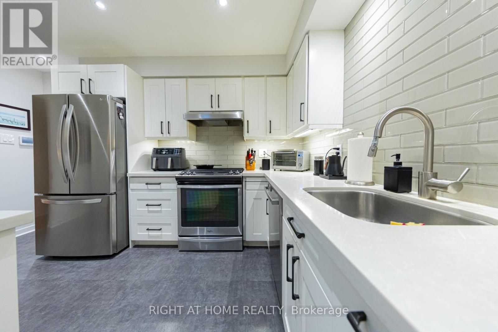 27 Bigwin Drive, Aurora, Ontario  L4G 3C4 - Photo 4 - N12547338