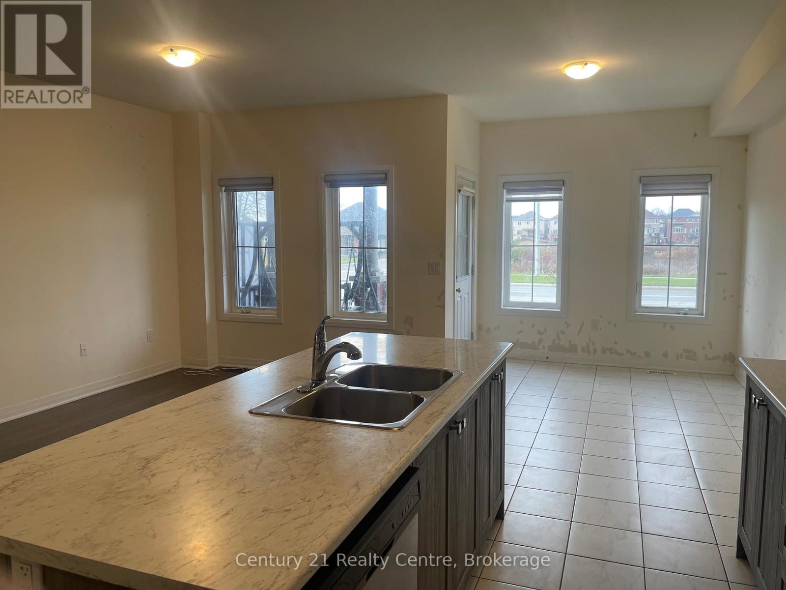 33 Brixham Lane, Brampton, Ontario  L7A 5K2 - Photo 4 - W12547206