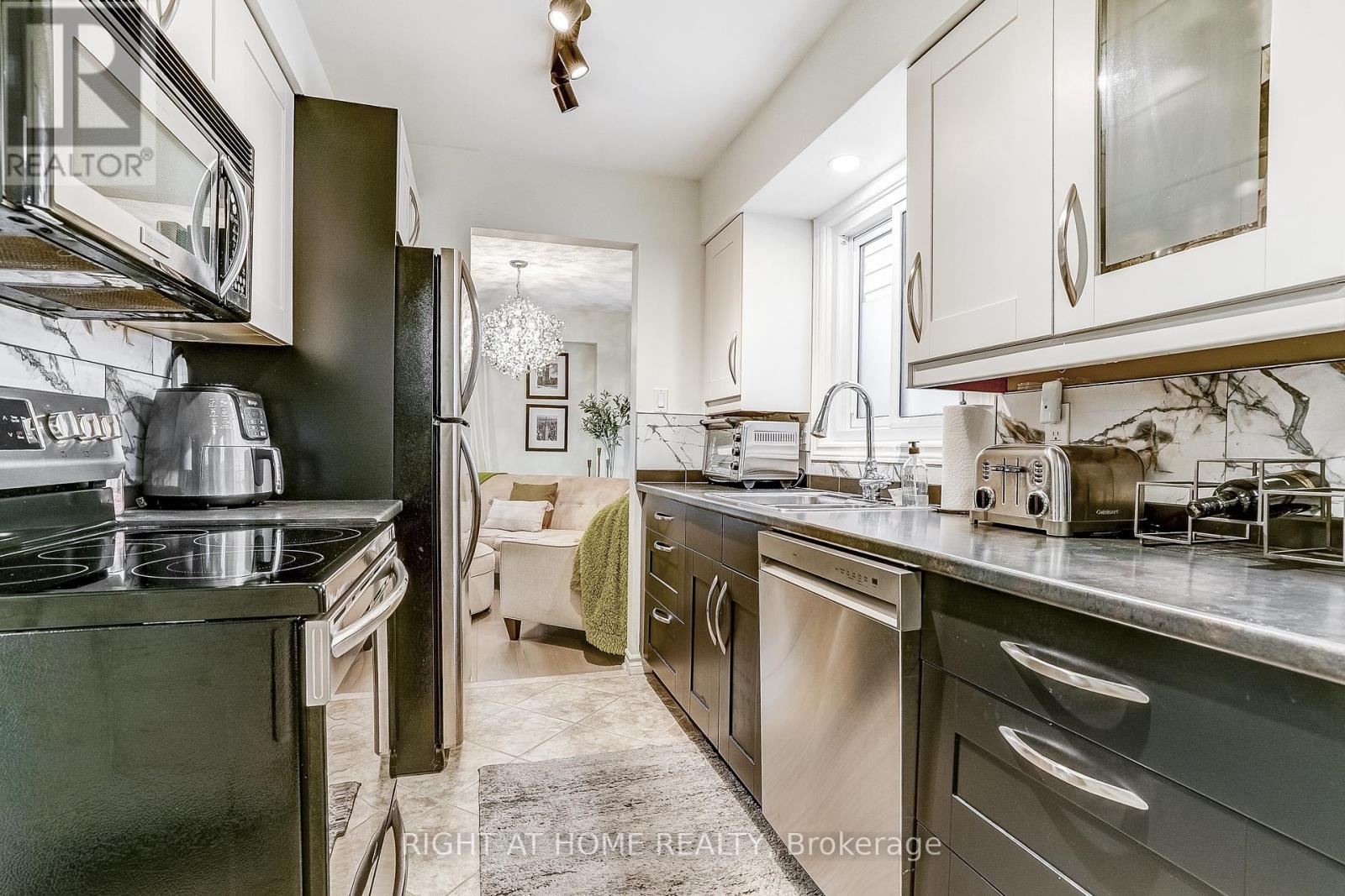 9 Aspen Court, Hamilton, Ontario L8B 0A7 - Photo 14 - X12547220