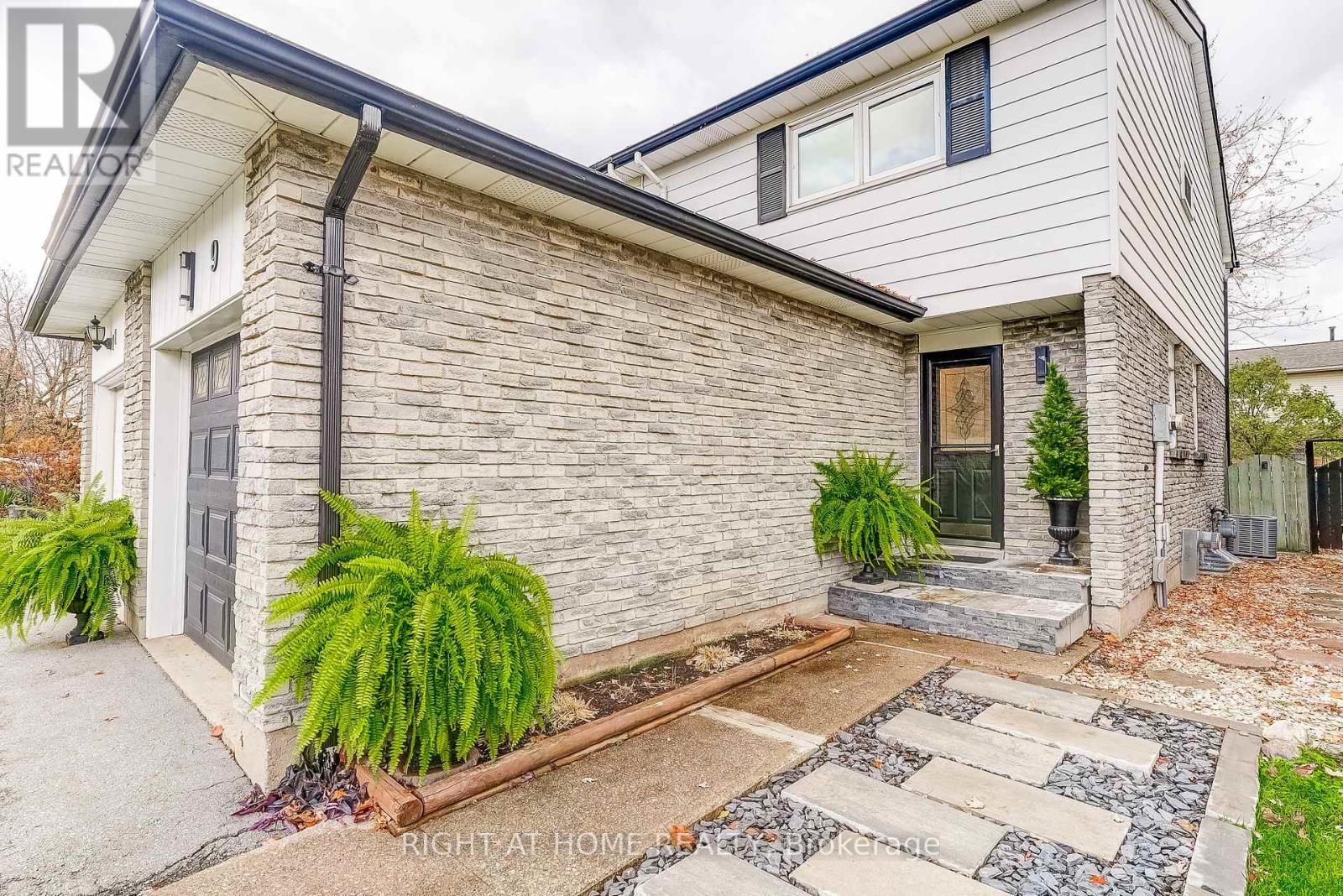 9 Aspen Court, Hamilton, Ontario L8B 0A7 - Photo 4 - X12547220