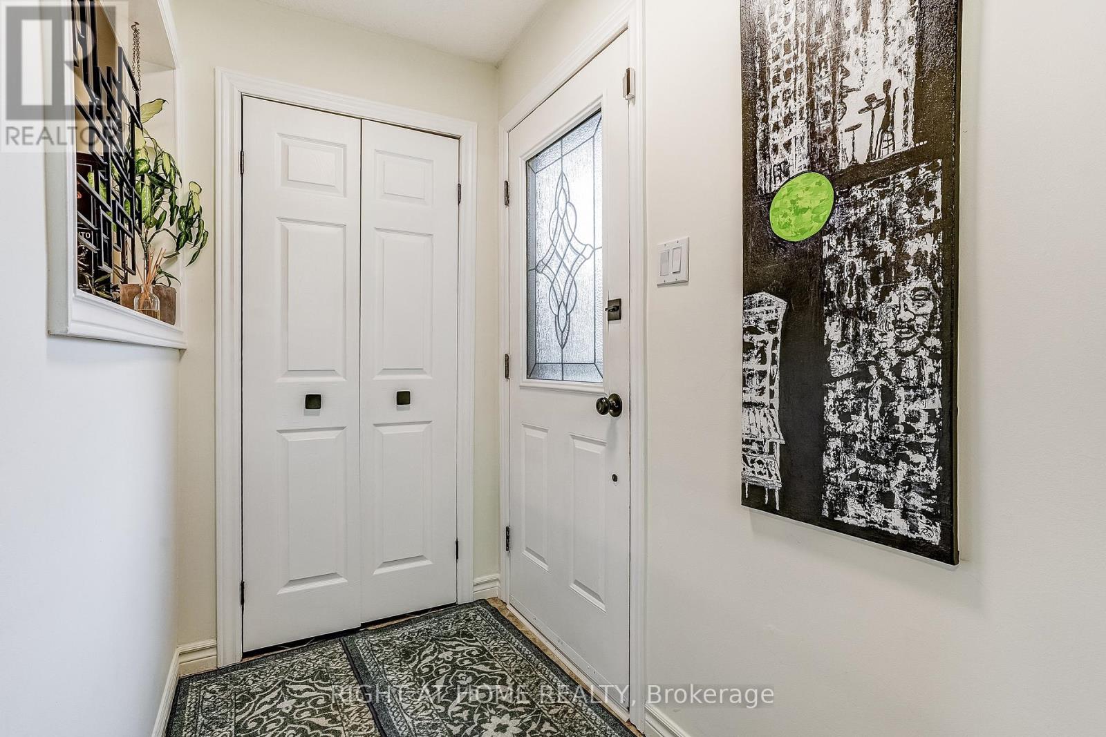 9 Aspen Court, Hamilton, Ontario L8B 0A7 - Photo 6 - X12547220