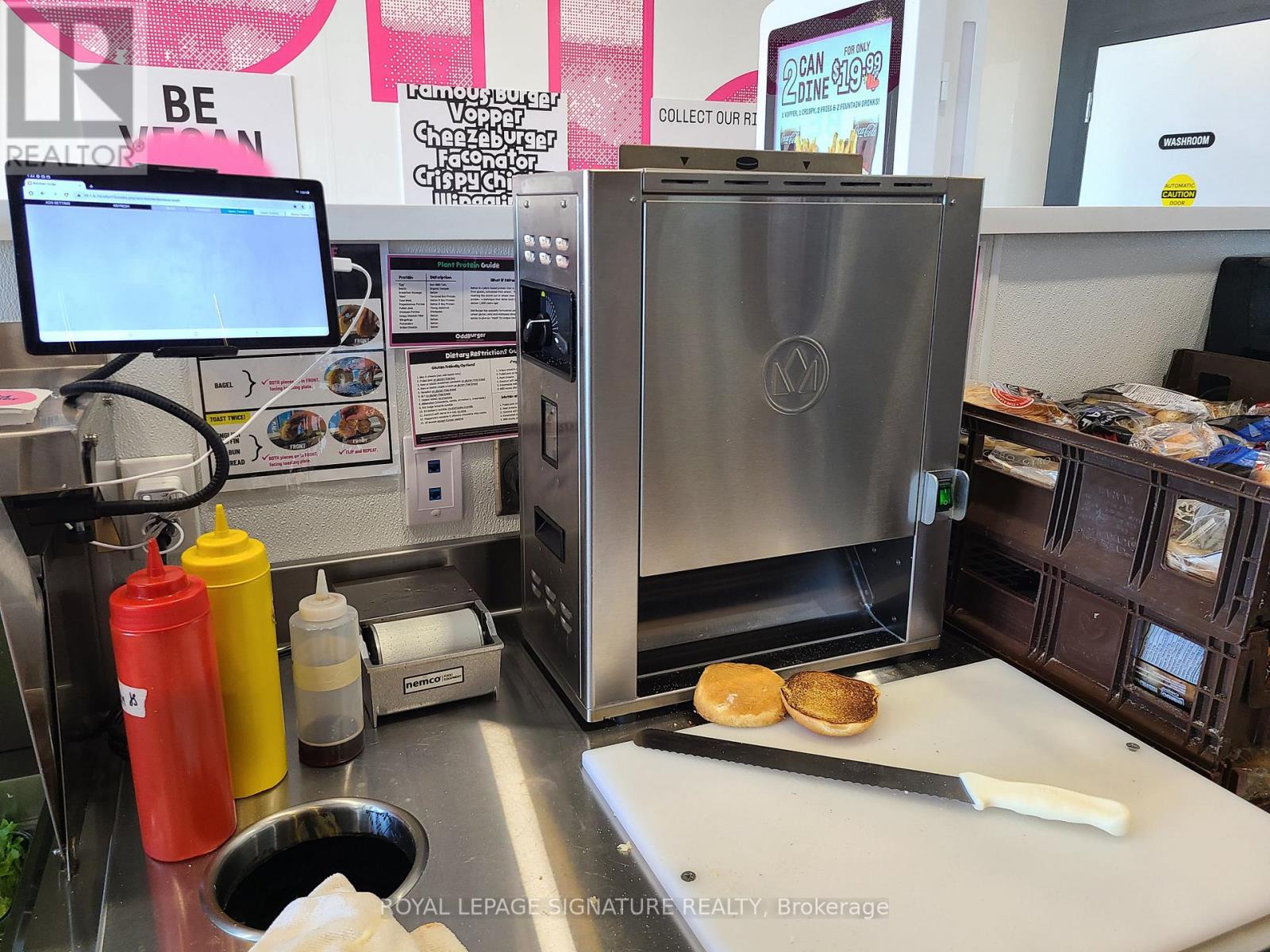 920 Upper Wentworth Street, Hamilton, Ontario L9A 5C5 - Photo 11 - X12547264