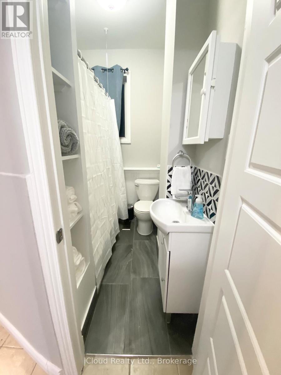 205 Prospect Street S, Hamilton, Ontario L8M 2Z6 - Photo 12 - X12547276