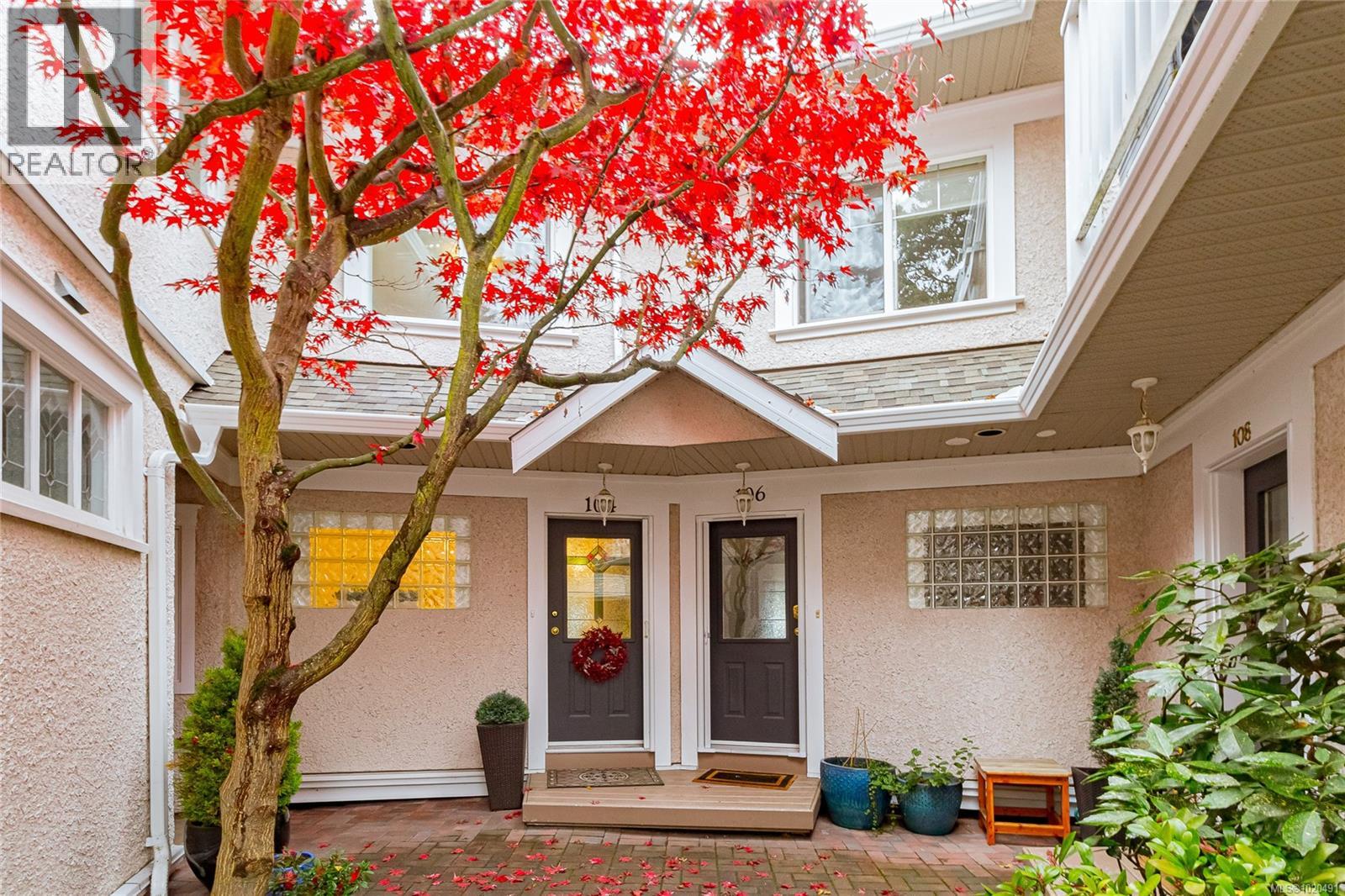 104 1196 Clovelly Terr, Saanich, British Columbia V8P 1V6 - Photo 4 - 1020491