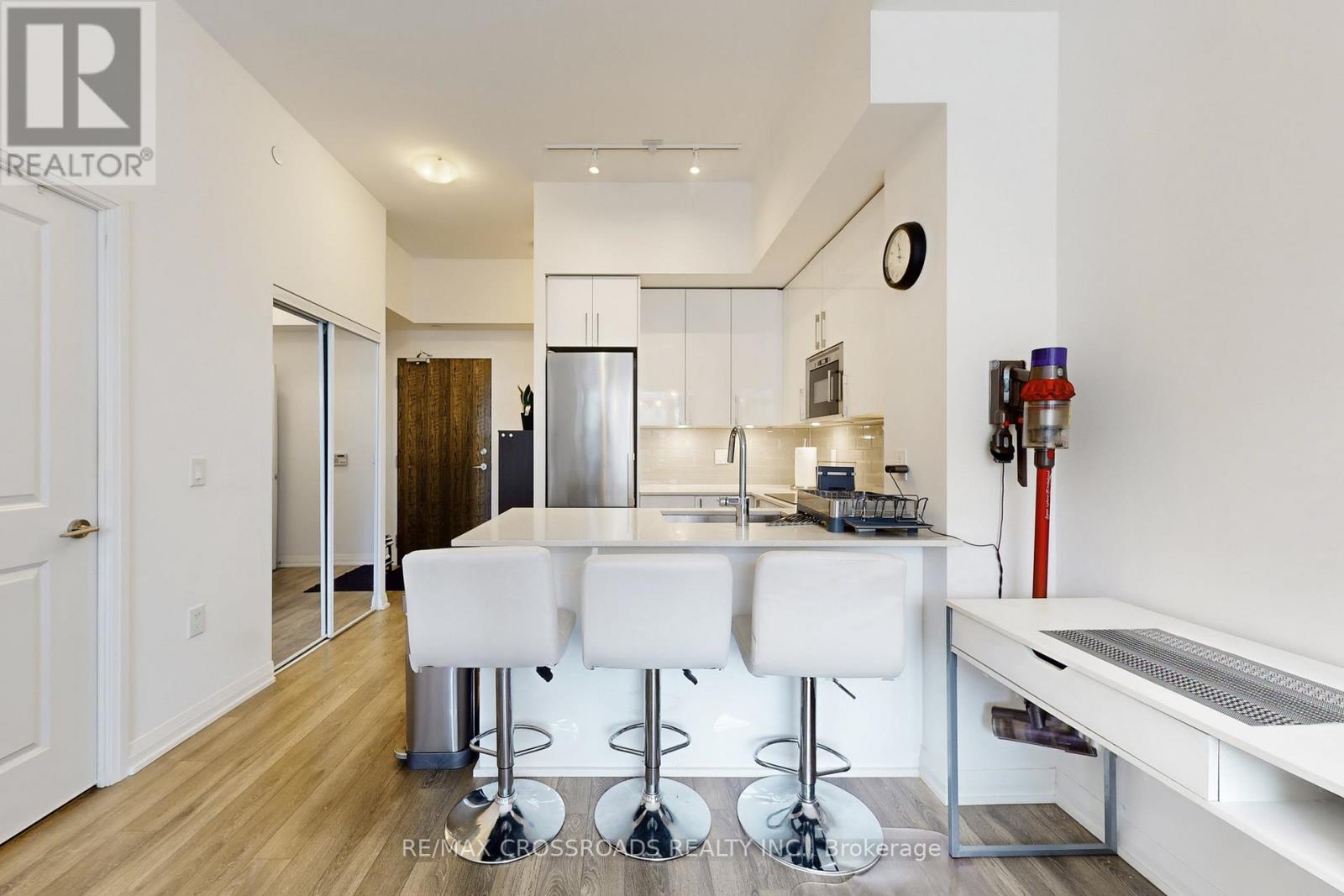 823 - 99 Eagle Rock Way, Vaughan, Ontario  L6A 5A7 - Photo 5 - N12546606