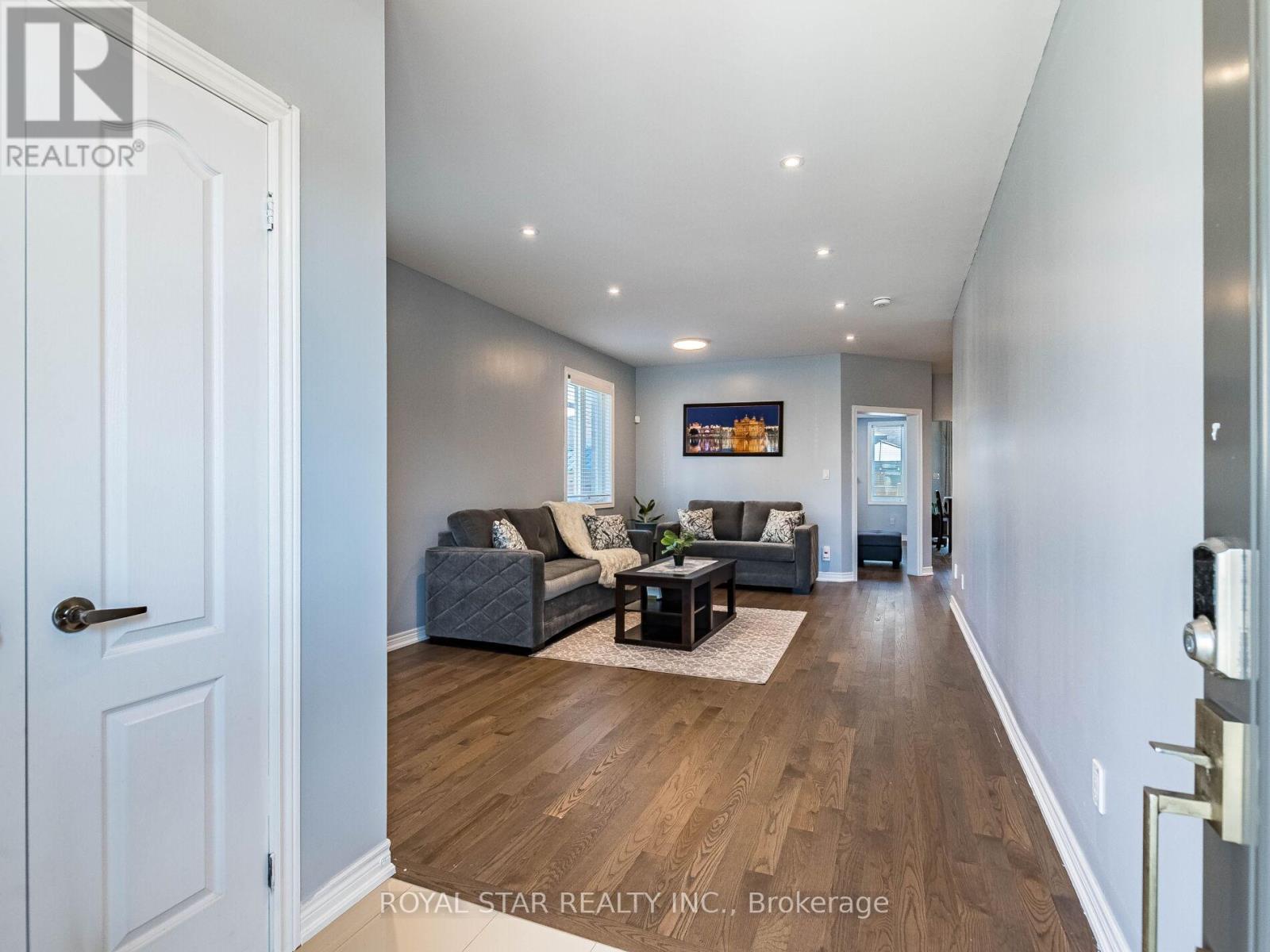 10 Spokanne Street, Brampton, Ontario  L6R 4A2 - Photo 4 - W12547352