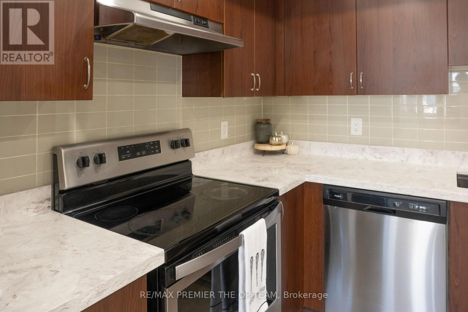 120 - 250 Sunny Meadow Boulevard, Brampton, Ontario  L6R 3Y7 - Photo 5 - W12547358