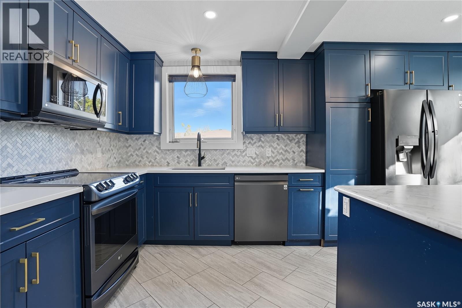 1041 L Avenue N, Saskatoon, Saskatchewan  S7L 2R7 - Photo 1 - SK020837