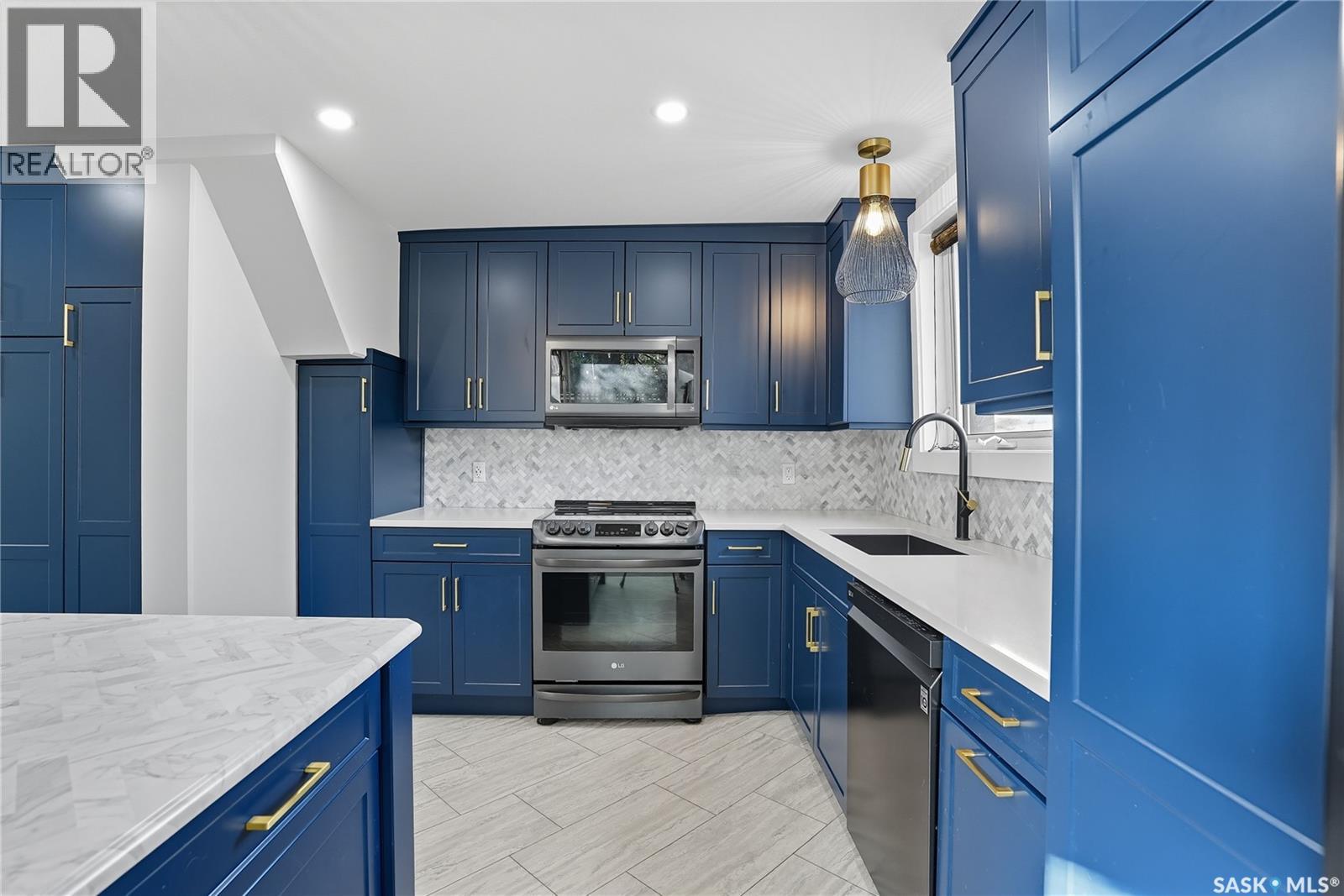 1041 L Avenue N, Saskatoon, Saskatchewan  S7L 2R7 - Photo 2 - SK020837