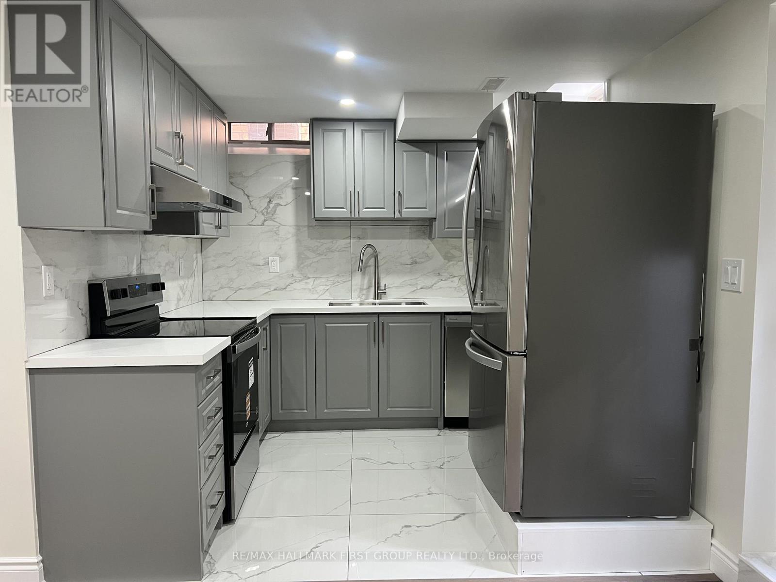 5 Fenn Street, Ajax, Ontario  L1T 4Z1 - Photo 4 - E12547412