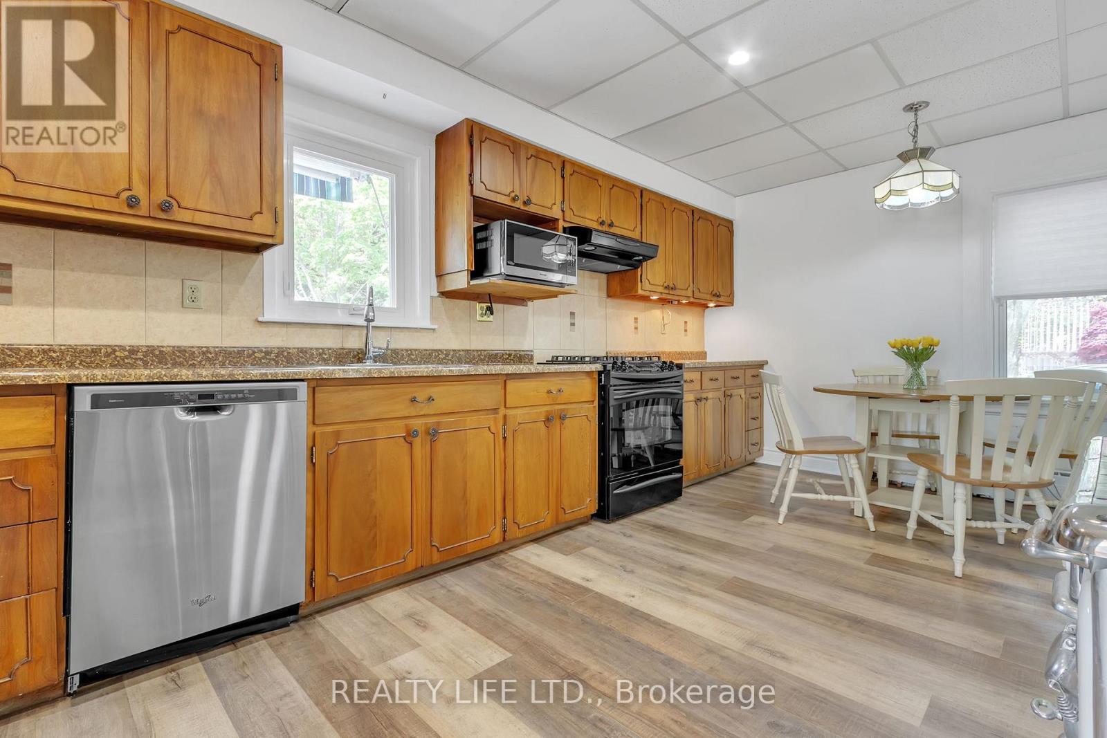 48 Bonnyview Drive, Toronto, Ontario  M8Y 3G6 - Photo 10 - W12547446