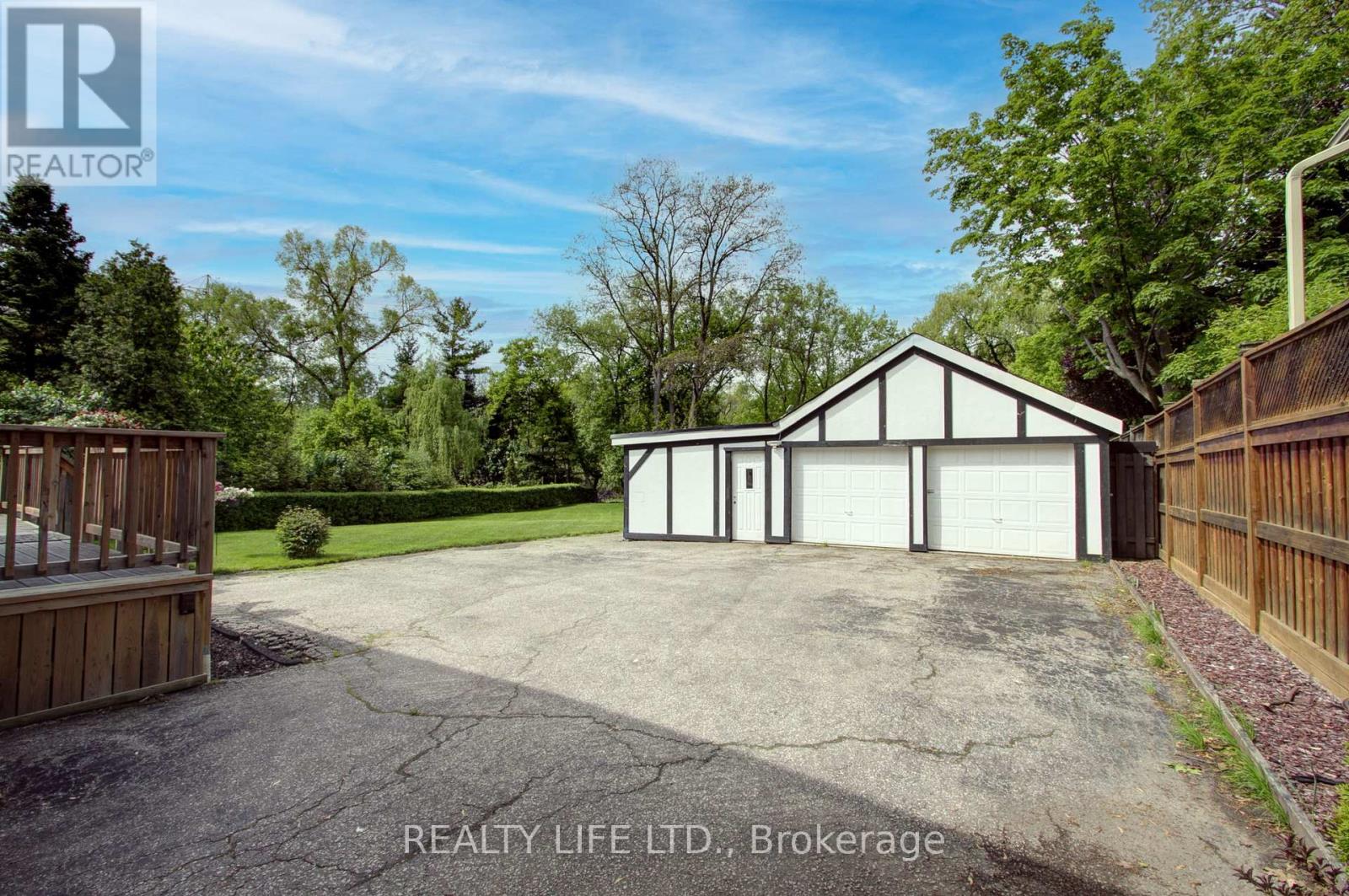 48 Bonnyview Drive, Toronto, Ontario  M8Y 3G6 - Photo 30 - W12547446