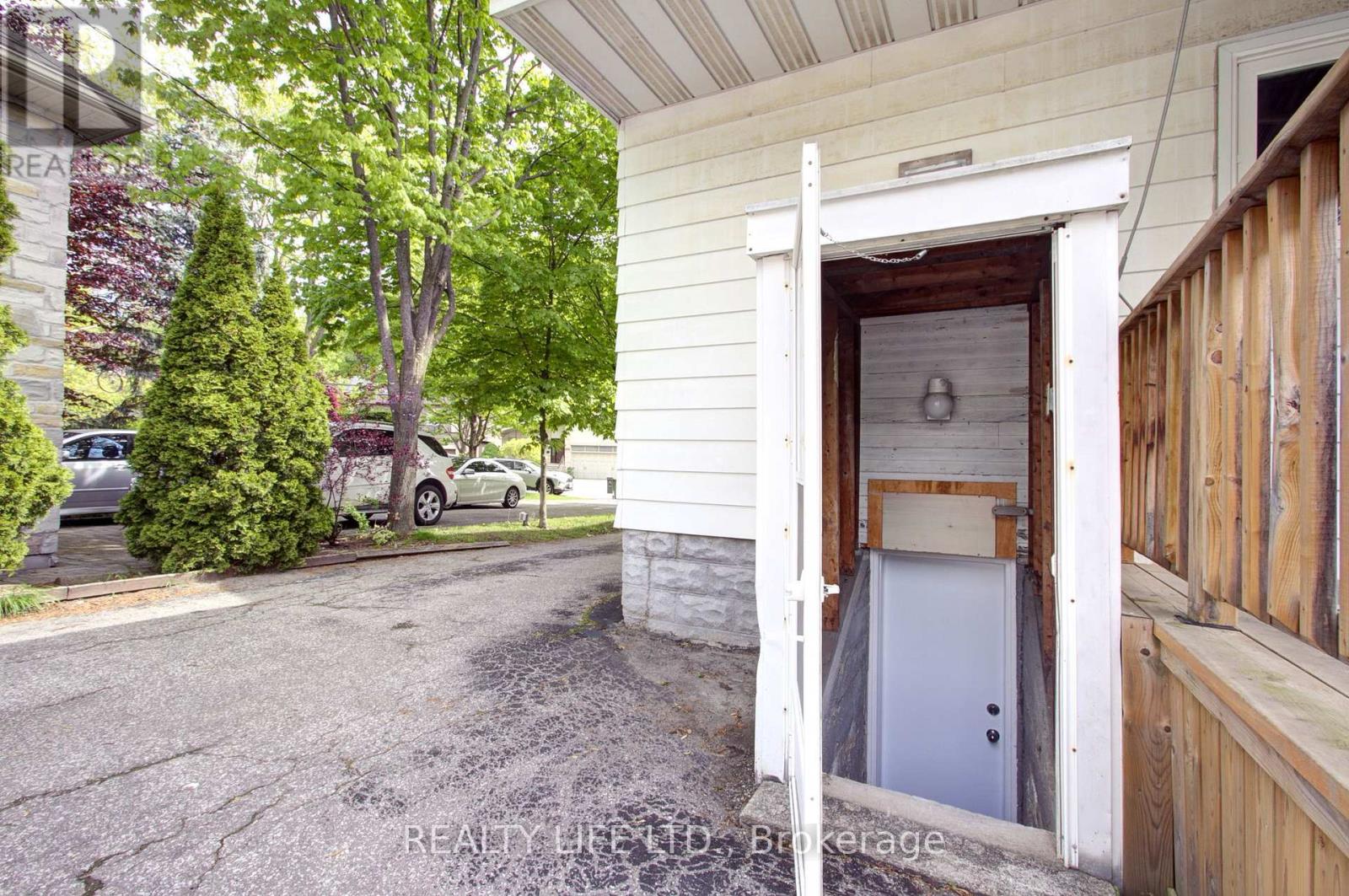 48 Bonnyview Drive, Toronto, Ontario  M8Y 3G6 - Photo 32 - W12547446