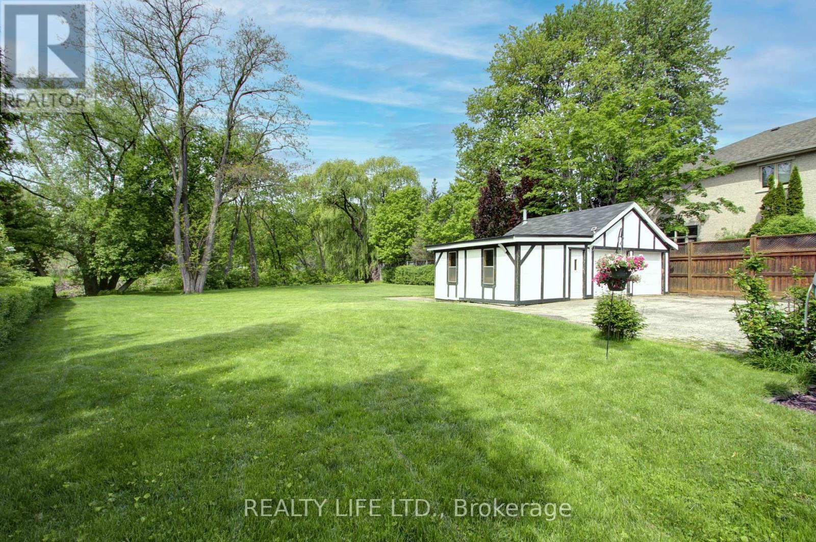 48 Bonnyview Drive, Toronto, Ontario  M8Y 3G6 - Photo 37 - W12547446