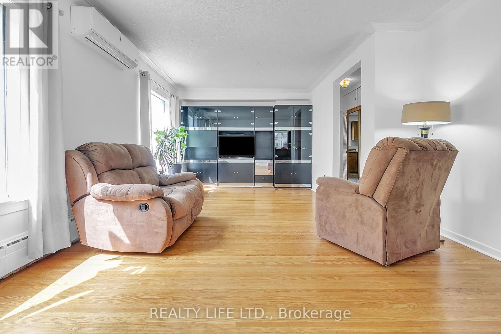 48 Bonnyview Drive, Toronto, Ontario  M8Y 3G6 - Photo 7 - W12547446