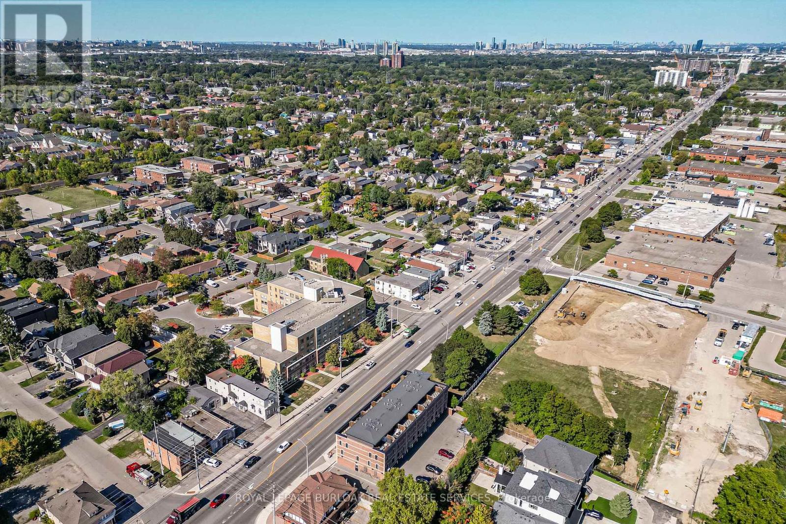 201 - 760 Lakeshore Road E, Mississauga, Ontario  L5E 1C7 - Photo 32 - W12547464