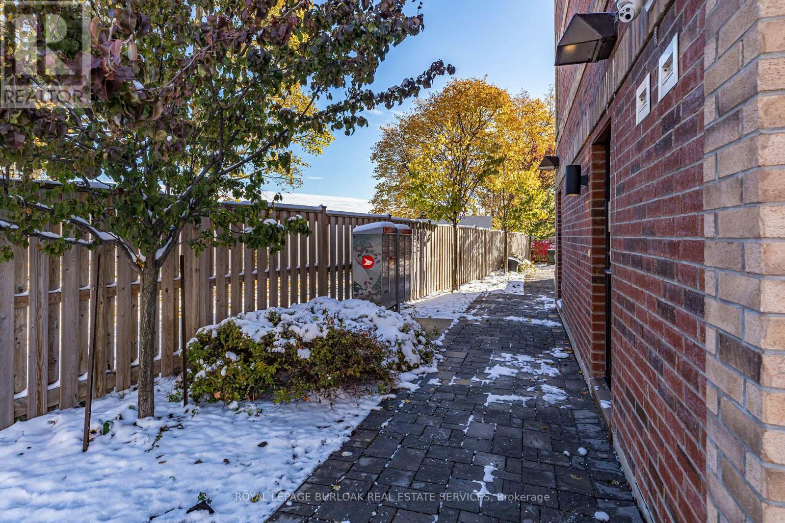 201 - 760 Lakeshore Road E, Mississauga, Ontario  L5E 1C7 - Photo 4 - W12547464