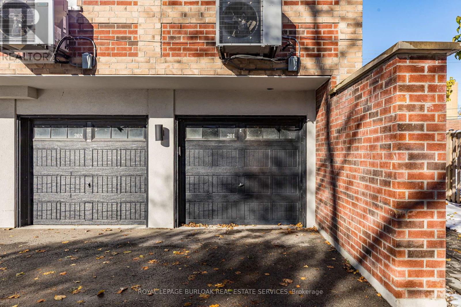 201 - 760 Lakeshore Road E, Mississauga, Ontario  L5E 1C7 - Photo 9 - W12547464