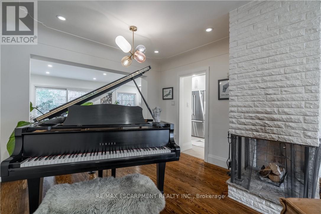 7 Glenmorris Drive, Hamilton, Ontario  L9H 1S5 - Photo 9 - X12547426