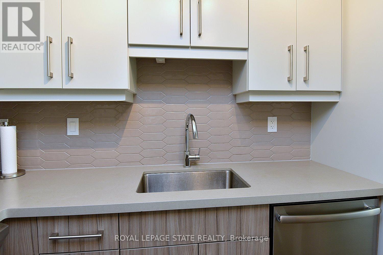 1301 - 2007 James Street, Burlington, Ontario L7R 0G7 - Photo 14 - W12415924