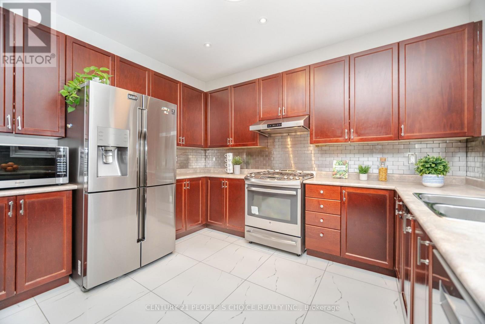 351 Holmes Crescent, Milton, Ontario L9T 0T4 - Photo 10 - W12545250