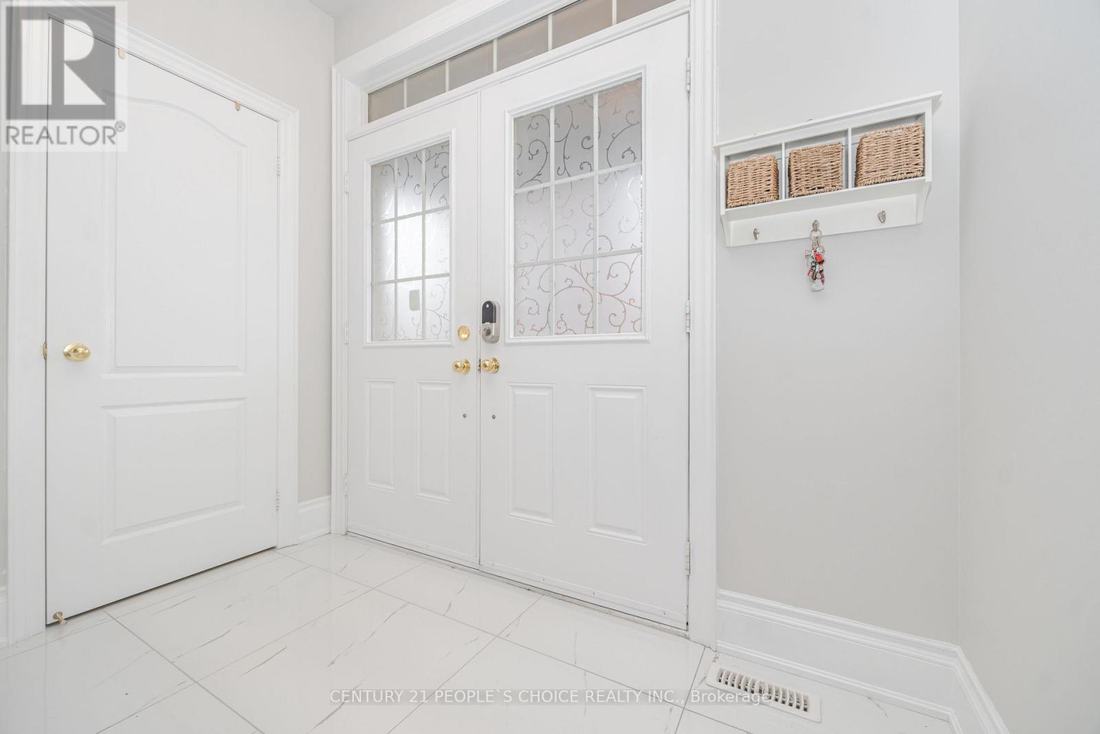 351 Holmes Crescent, Milton, Ontario L9T 0T4 - Photo 5 - W12545250