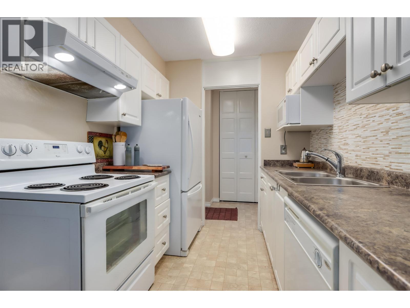 208 2016 Fullerton Avenue, North Vancouver, British Columbia V7P 3E6 - Photo 5 - R3067644