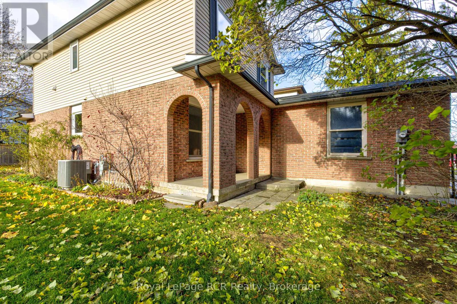 501 Beaver Court, Milton, Ontario  L9T 4A7 - Photo 4 - W12547552