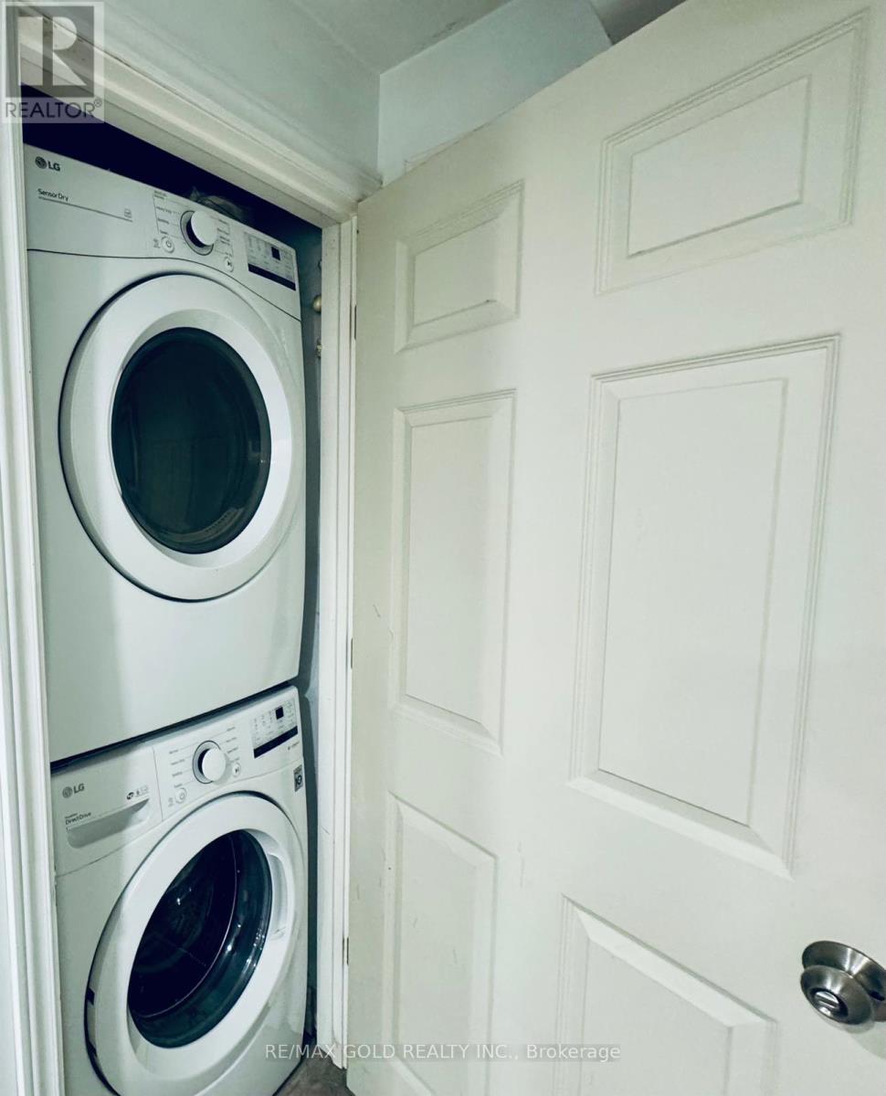 B - 916 Magdalena Court, Kitchener, Ontario  N2E 0B3 - Photo 2 - X12529662