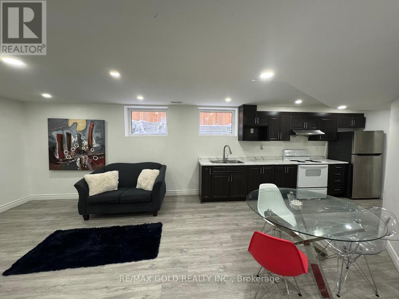 B - 916 Magdalena Court, Kitchener, Ontario  N2E 0B3 - Photo 6 - X12529662