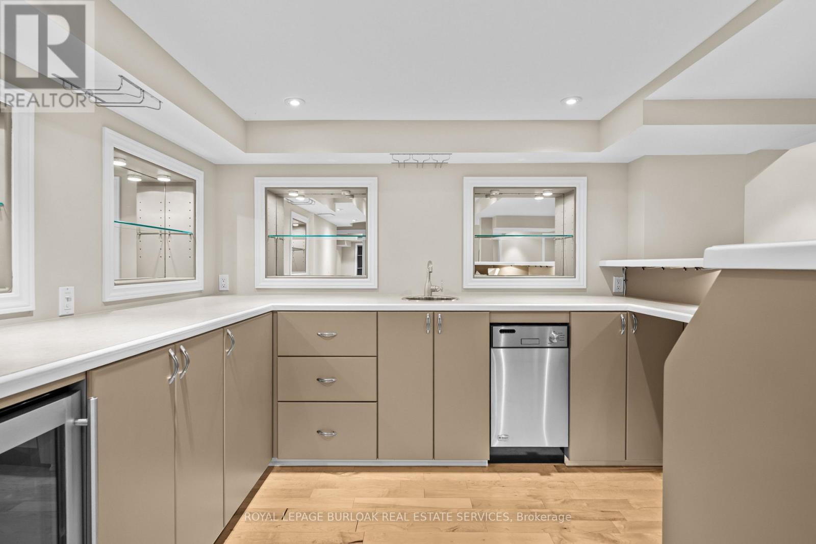 2531 Hogan Court, Burlington, Ontario L7M 4T5 - Photo 35 - W12547532