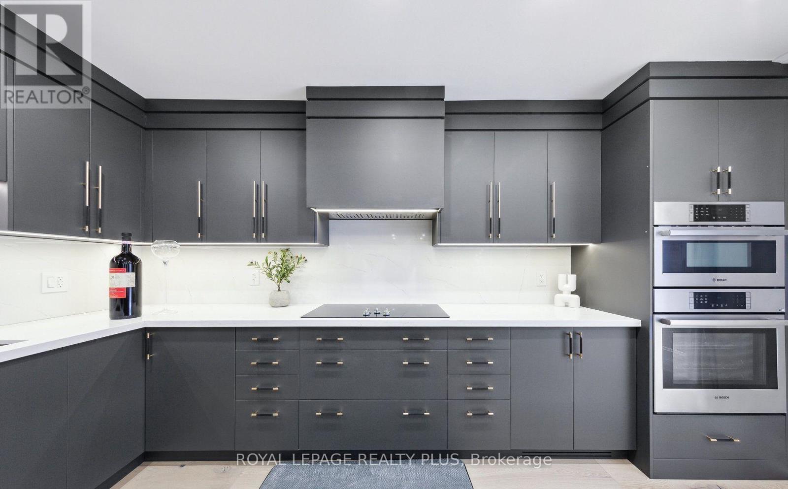 4344 Dallas Court, Mississauga, Ontario  L4W 4G7 - Photo 11 - W12547600