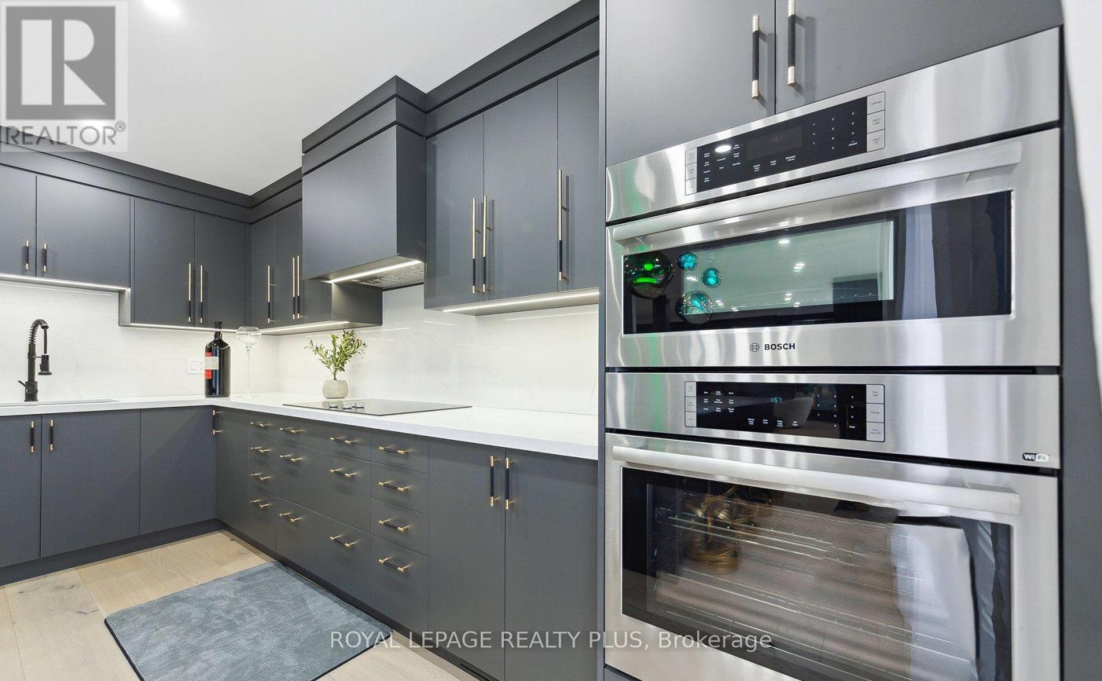 4344 Dallas Court, Mississauga, Ontario  L4W 4G7 - Photo 14 - W12547600