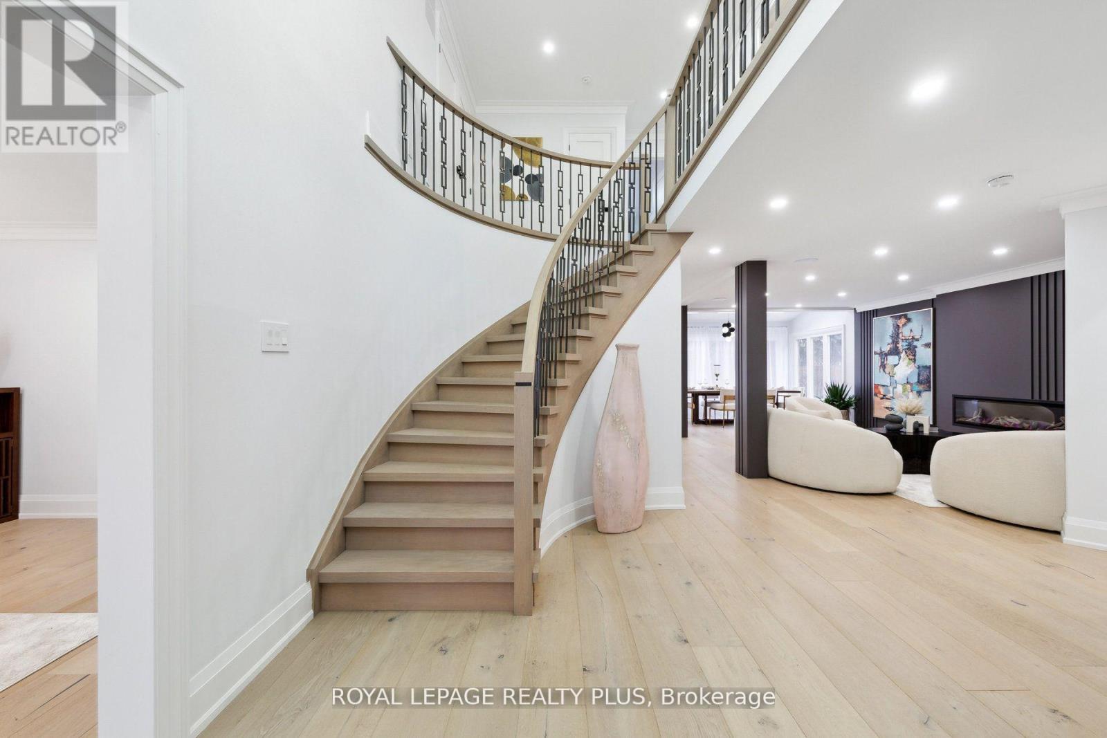 4344 Dallas Court, Mississauga, Ontario  L4W 4G7 - Photo 4 - W12547600