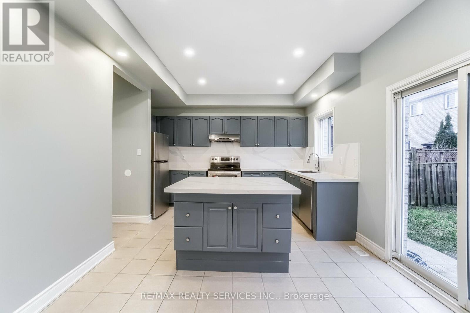 Upper - 15 Masters Green Crescent, Brampton, Ontario  L7A 3K3 - Photo 15 - W12547618