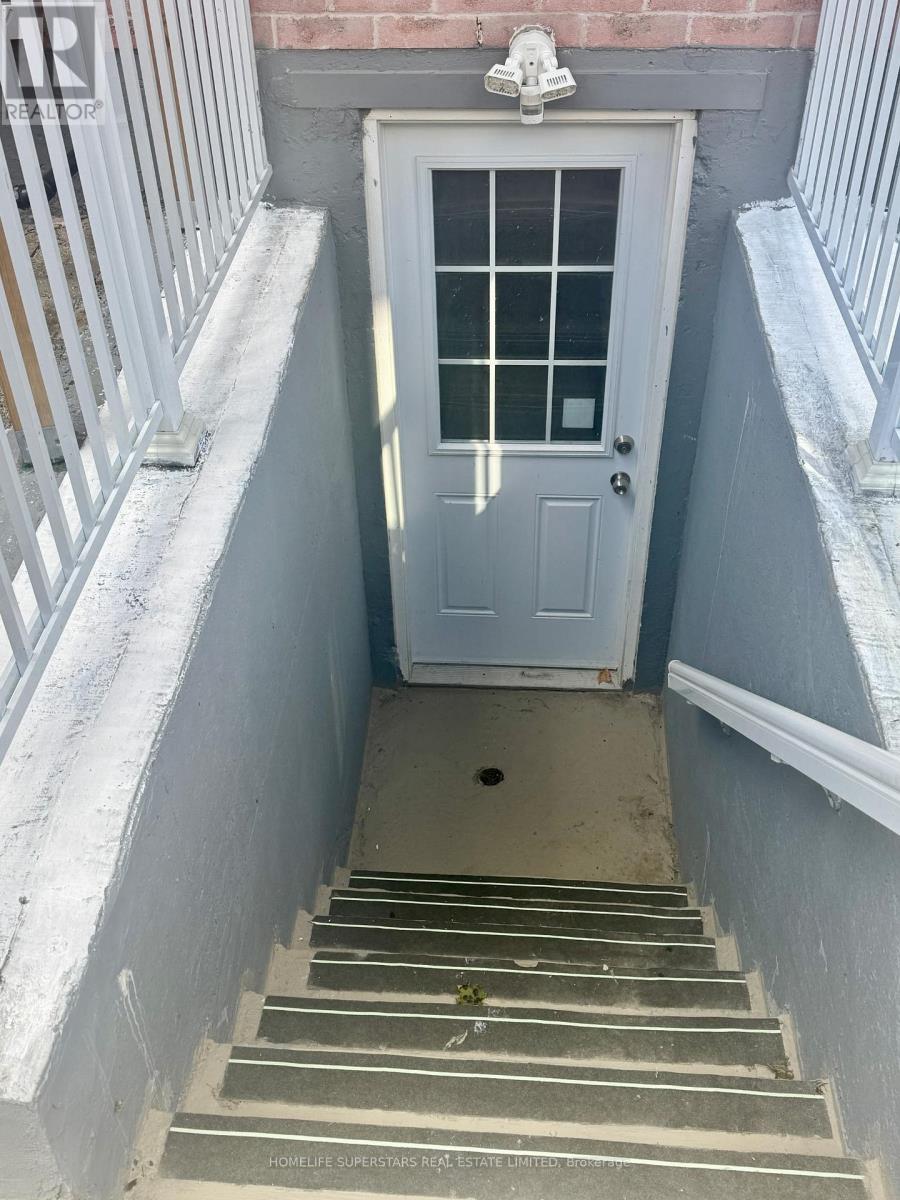 11 Kelsey Crescent, Barrie, Ontario L4N 0J7 - Photo 2 - S12547624