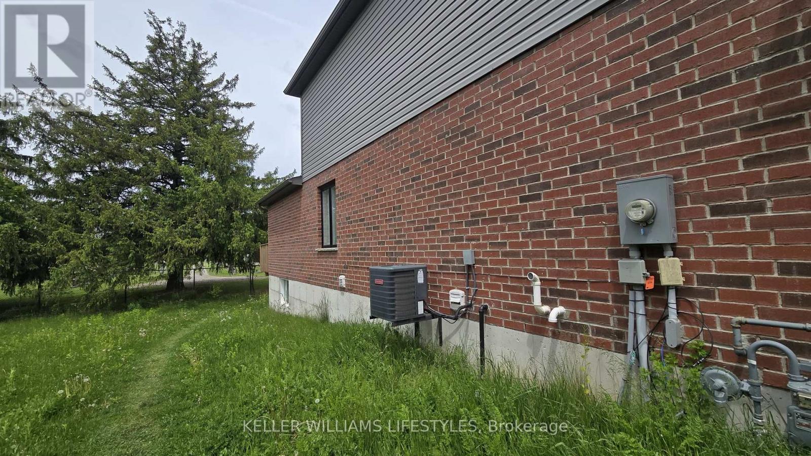 1301 Michael Circle, London East, Ontario  N5V 0B8 - Photo 3 - X12547670