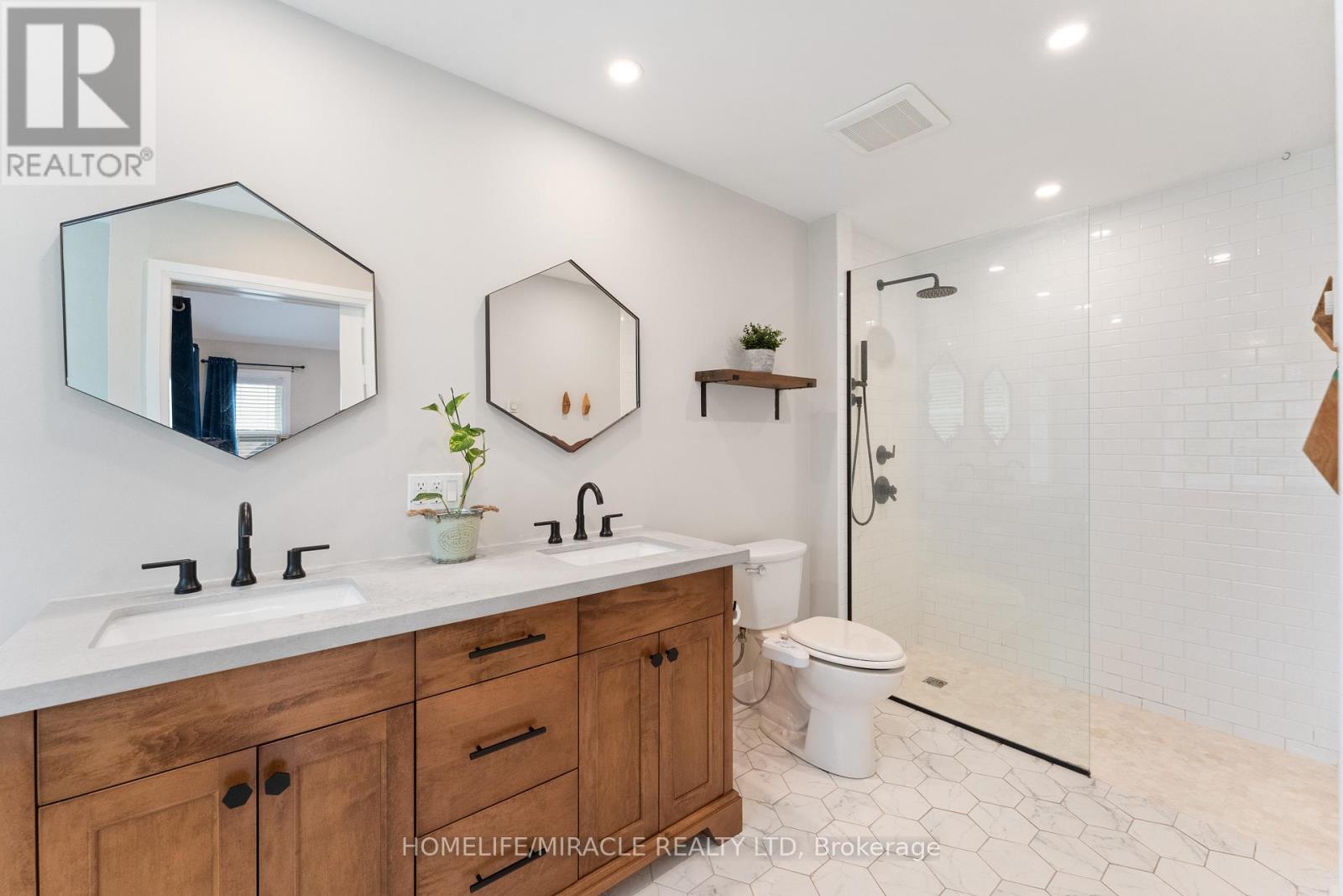 136 Mohawk Road, Hamilton, Ontario  L9G 2W9 - Photo 17 - X12547660