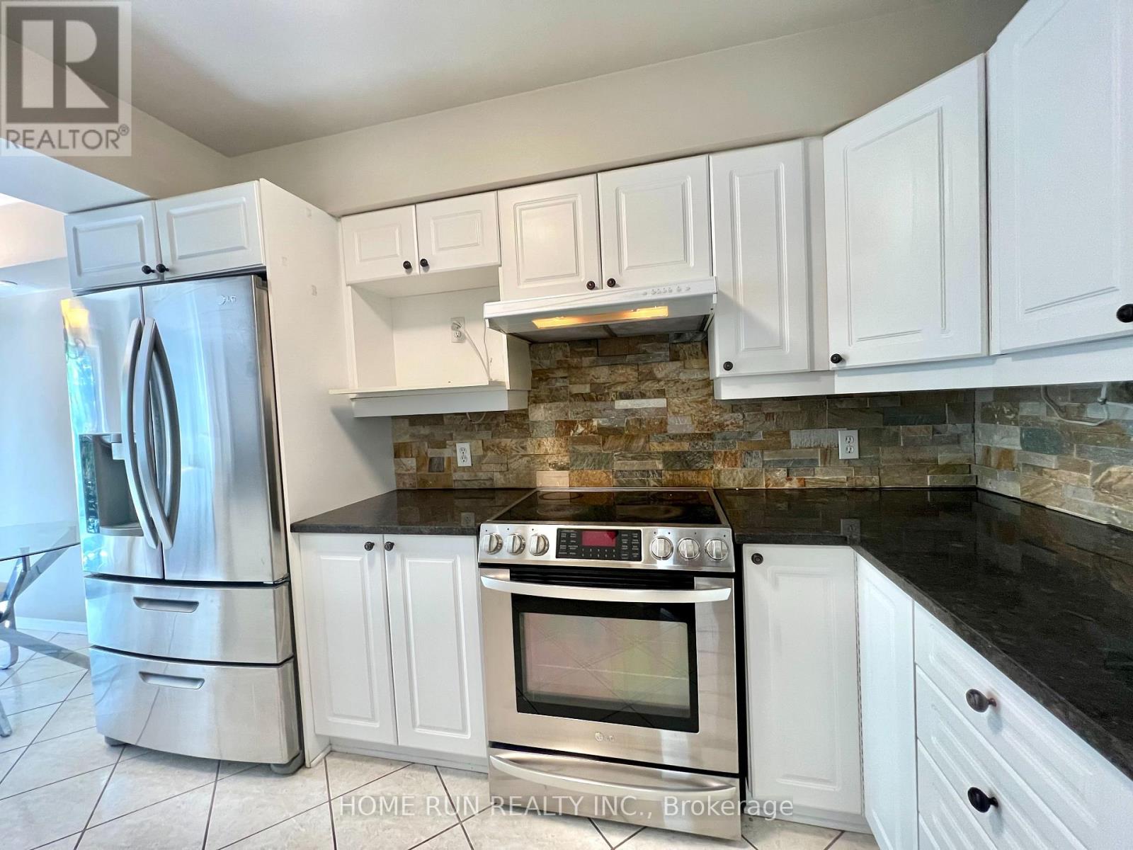 149 Hemlo Crescent, Ottawa, Ontario K2T 1E4 - Photo 5 - X12472704