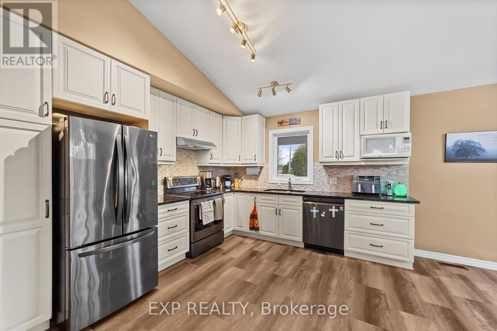 298 John Street, Warwick, Ontario N0M 2S0 - Photo 18 - X12547722