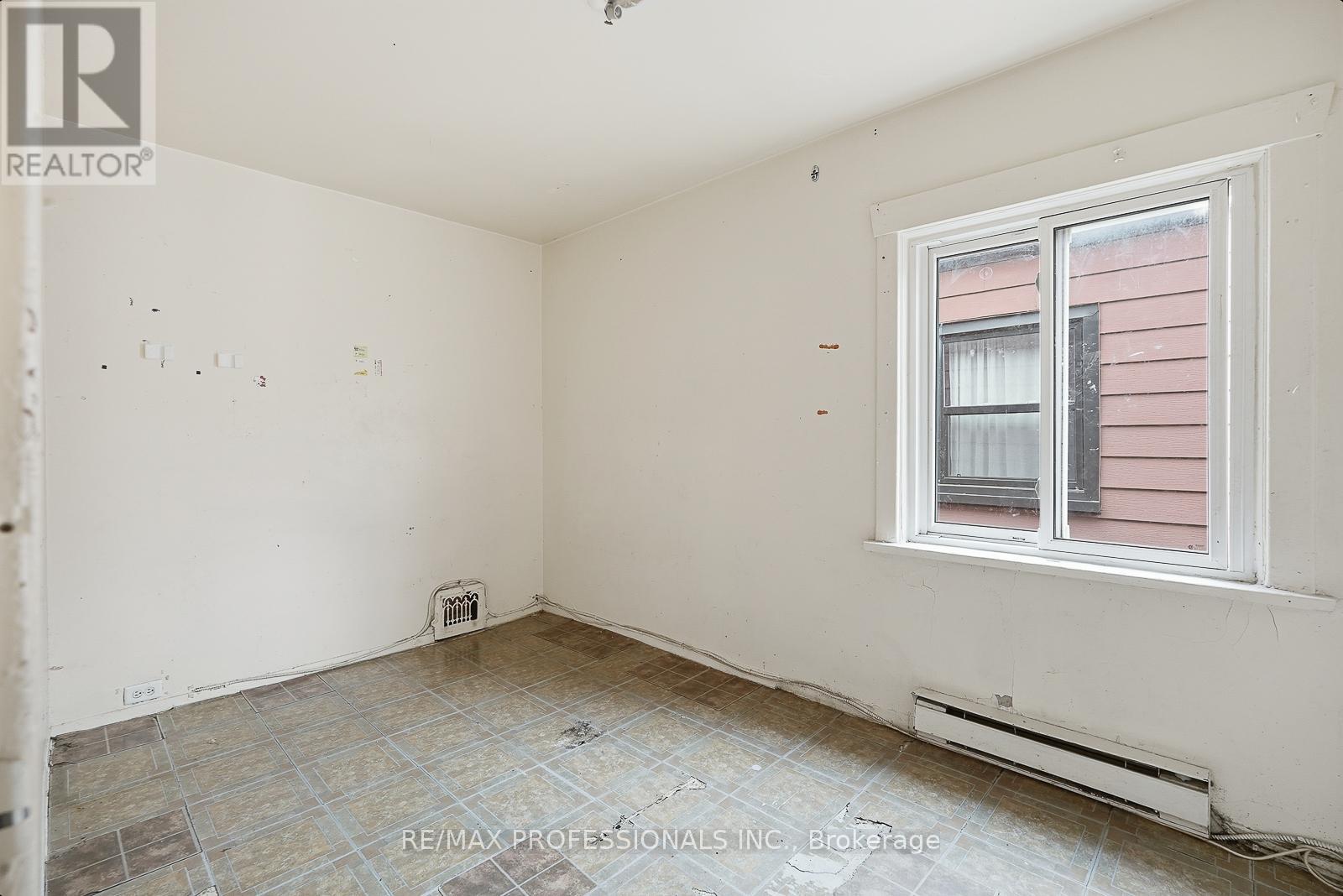 127 Kane Avenue, Toronto, Ontario M6M 3N1 - Photo 10 - W12547744