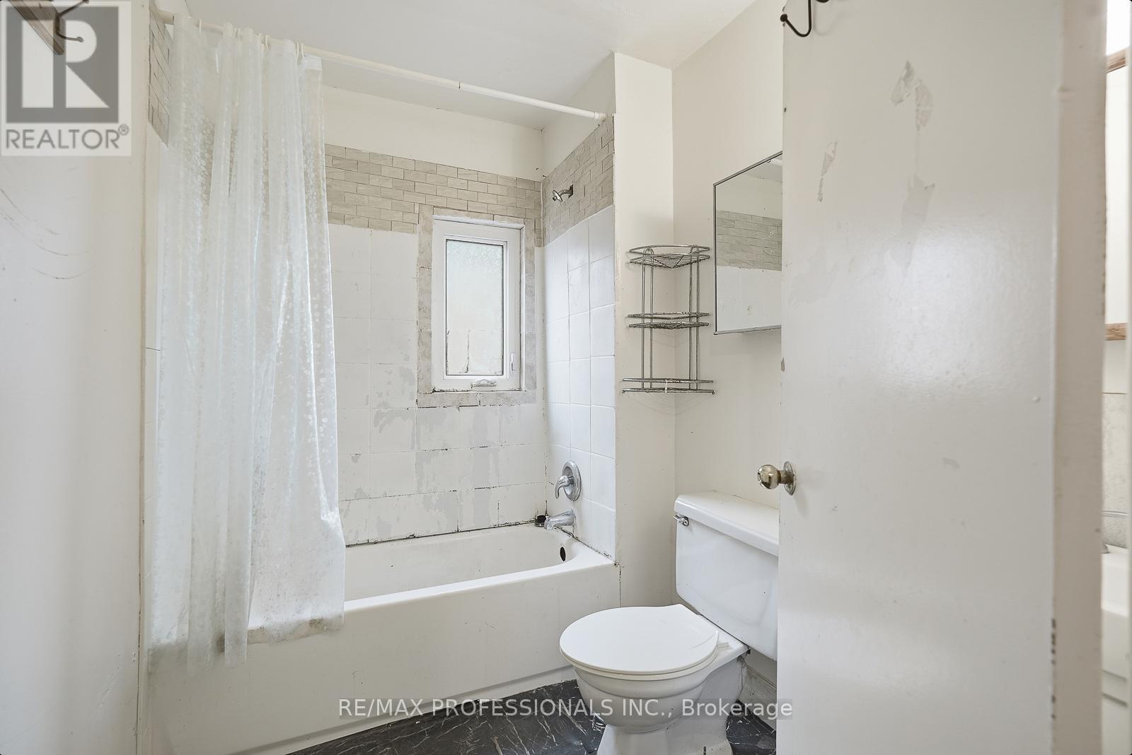 127 Kane Avenue, Toronto, Ontario M6M 3N1 - Photo 11 - W12547744