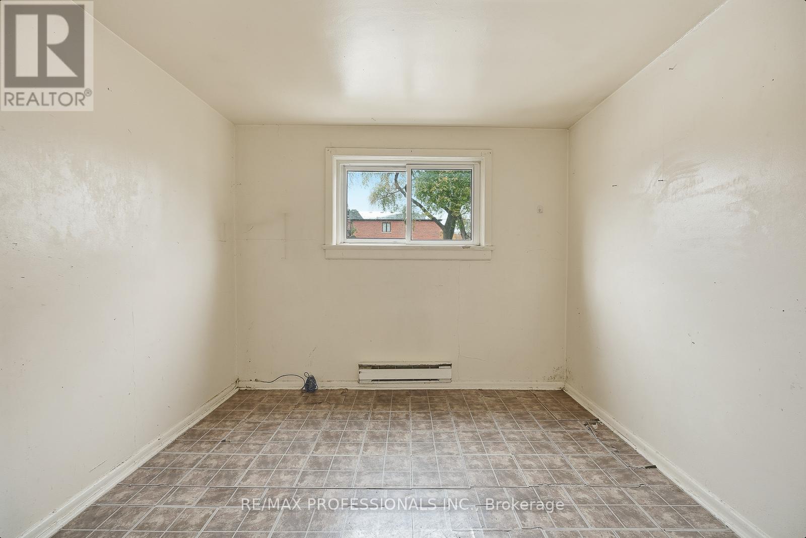 127 Kane Avenue, Toronto, Ontario M6M 3N1 - Photo 13 - W12547744