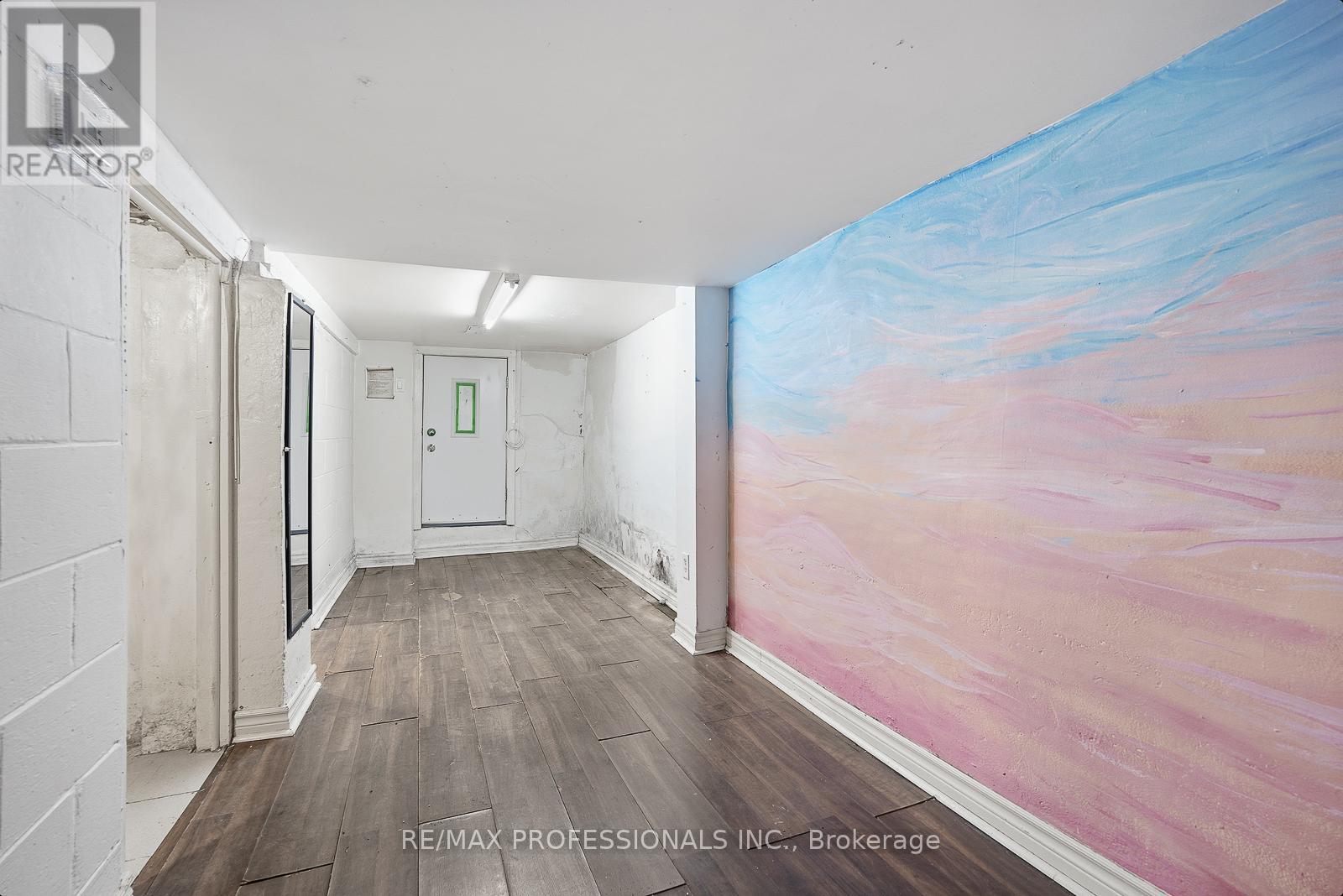 127 Kane Avenue, Toronto, Ontario M6M 3N1 - Photo 15 - W12547744