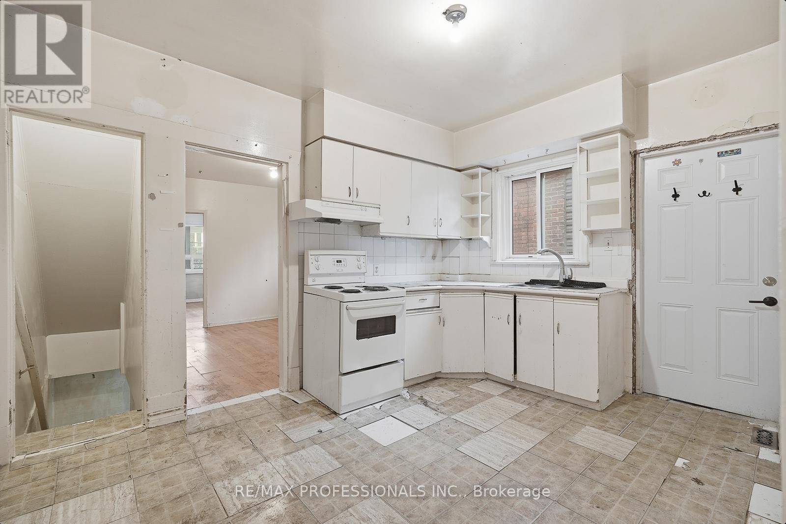 127 Kane Avenue, Toronto, Ontario M6M 3N1 - Photo 6 - W12547744
