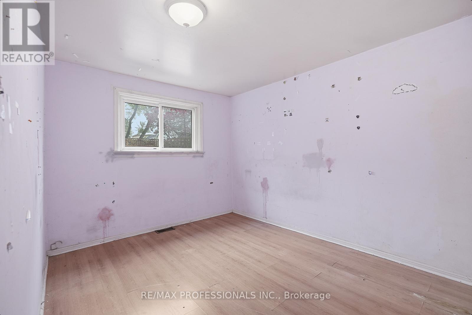 127 Kane Avenue, Toronto, Ontario M6M 3N1 - Photo 7 - W12547744